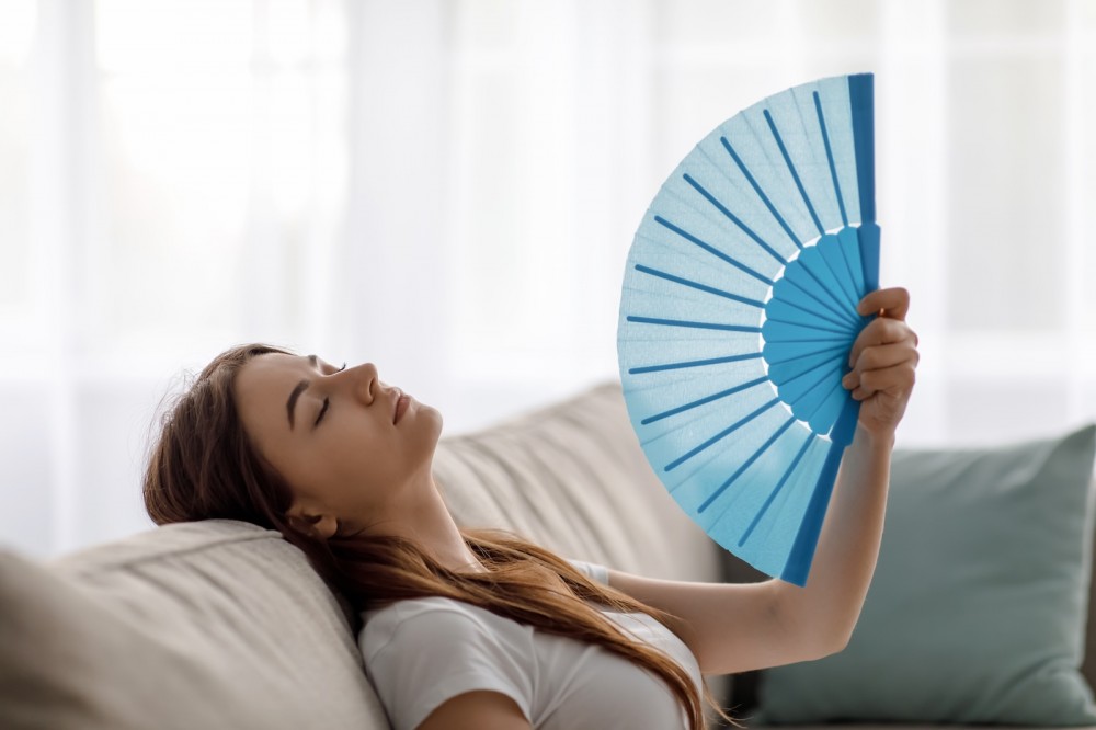 Jak přežít vedra doma i v práci? 7 triků, které fakt fungují