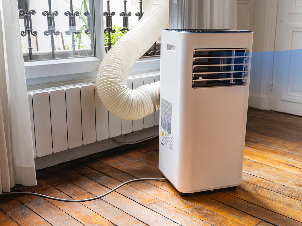 Mobilní klimatizace s hadicí vyvedenou oknem